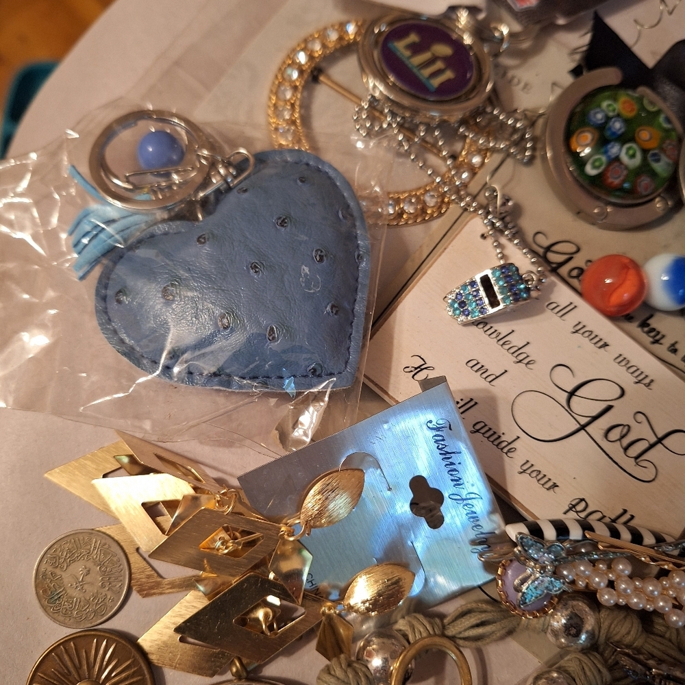 43 LOT misc bundle keyrings trinket boxes button covers buckles TREASURE HUNT - Picture 6 of 11